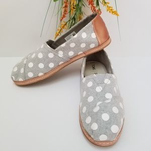 NWOT Unworn TOMS Rosegold Gray White Polka Dots